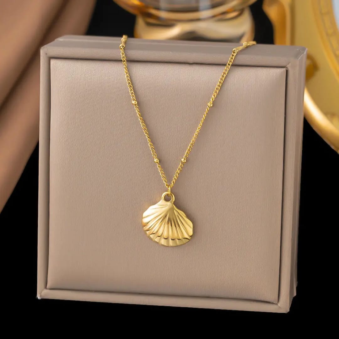 Stylish Shell Charm Necklace